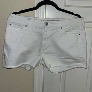 Gap white sexy boyfriend denim shorts.